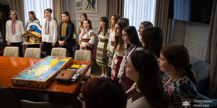 «Зоринка» з колядою завітала до мерії Тернополя