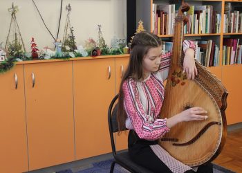 «Щедрик» звучав у виконанні тернопільських студентів для читачів бібліотеки