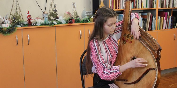 «Щедрик» звучав у виконанні тернопільських студентів для читачів бібліотеки