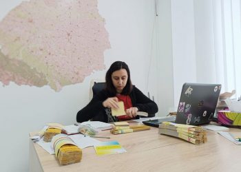 Побач мене: активісти продовжуть закупляти світловідбиваючі стрічки для школярів області