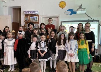 Вихованці мистецької школи заспівали казку «Рукавичка»