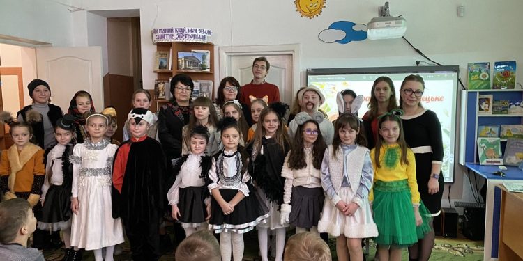 Вихованці мистецької школи заспівали казку «Рукавичка»