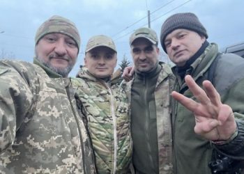 Голова Тернопільської обласної ради з подарунками та смаколиками відвідав воїнів на передовій (фото)