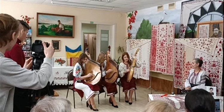 Тернопільські бандуристки музикою обрамили презентацію книжки