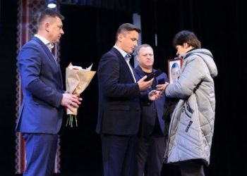 «Вони навіки в наших серцях»: у Тернополі вручили почесні відзнаки родинам Героїв з Тернопільщини (фото)