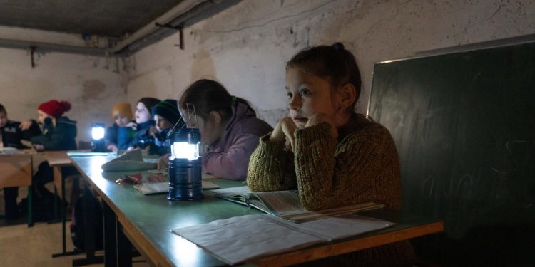 Генератор та сховище: нова реальність українських школярів