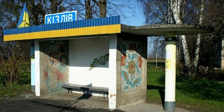 Біля автобусної зупинки на Львівщині впала російська ракета