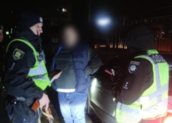 Чоловік зі зброєю розгулював Тернополем у нічний час