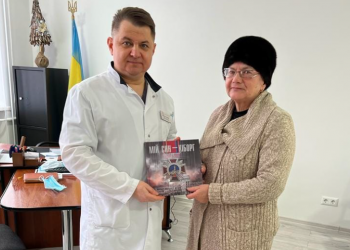 Тернопільський депутат Віктор Овчарук отримав подарунок від матері загиблого Героя