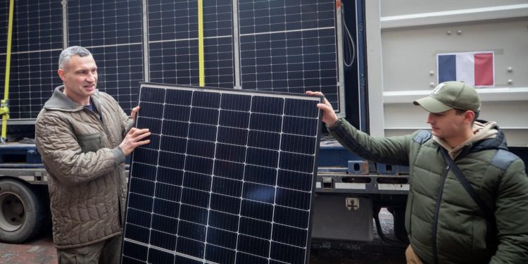 Київ отримaв в якості допомоги від Фрaнції унікaльні сонячні електростaнції для медичних зaклaдів, – Кличко