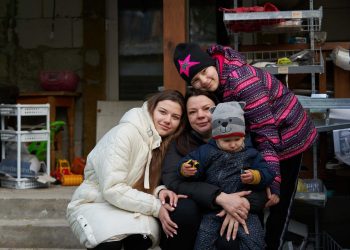 Всі речі посічені осколками