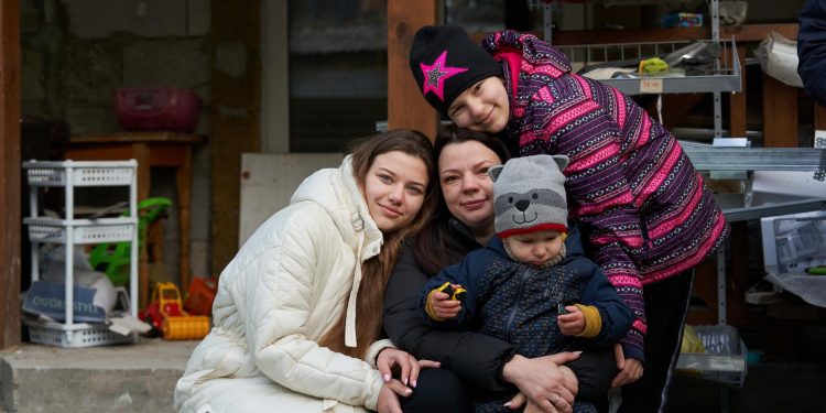 Всі речі посічені осколками