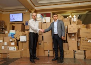 У волонтерський центр ТНМУ передали медпрепарати для українських воїнів