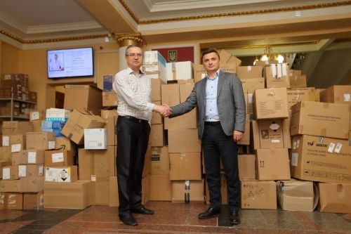 У волонтерський центр ТНМУ передали медпрепарати для українських воїнів