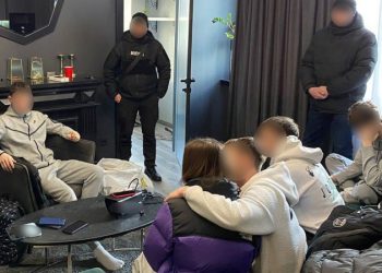 В організаторів п’яних вечірок поліція провела обшуки