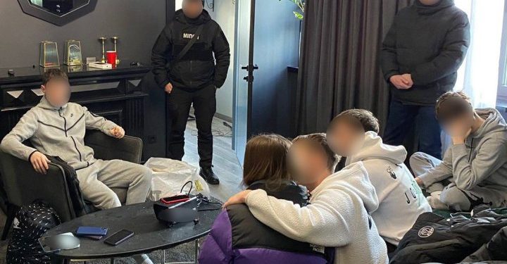 В організаторів п’яних вечірок поліція провела обшуки