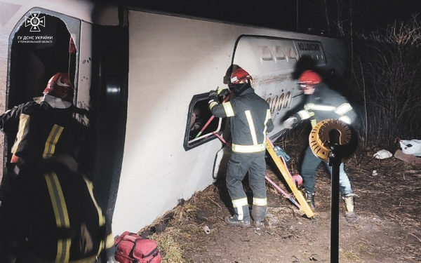 Поблизу Теребовлі перекинувся пасажирський автобус з людьми (фото)