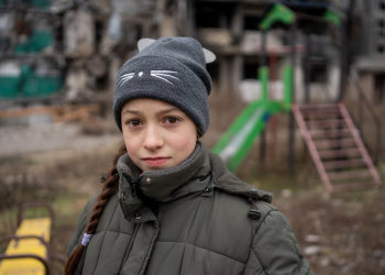 Зима без дому: історія Вероніки, яка кожного дня приходить до свого зруйнованого дому у Бородянці, щоб нагодувати котів