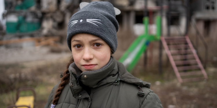 Зима без дому: історія Вероніки, яка кожного дня приходить до свого зруйнованого дому у Бородянці, щоб нагодувати котів