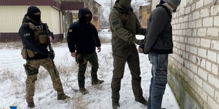 СБУ затримала ворожих інформаторів, які коригували ракетні обстріли позицій ЗСУ на Донецькому та Бахмутському напрямках