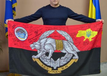 Політик та патріот з Тернопільщини Ігор Сопель одержав від наших захисників особливий прапор