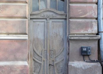 Чверть мільйона гривень у Чорткові витратять на двоє дверей