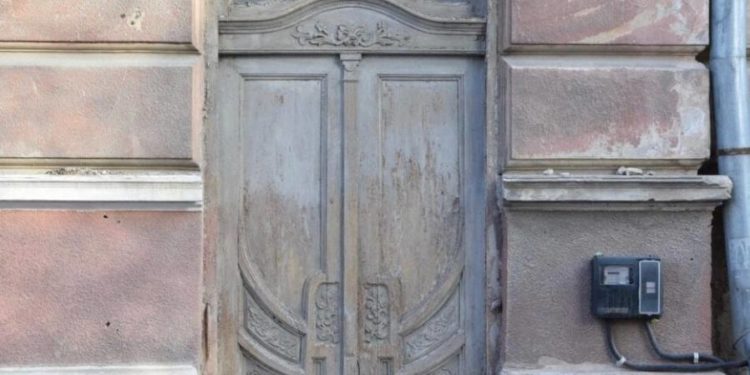 Чверть мільйона гривень у Чорткові витратять на двоє дверей