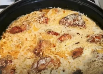 Соковите куряче м’ясо у сметанному соусі