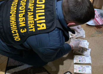 Під час спецоперації у Тернополі зловмисник напав на правоохоронців з ножем