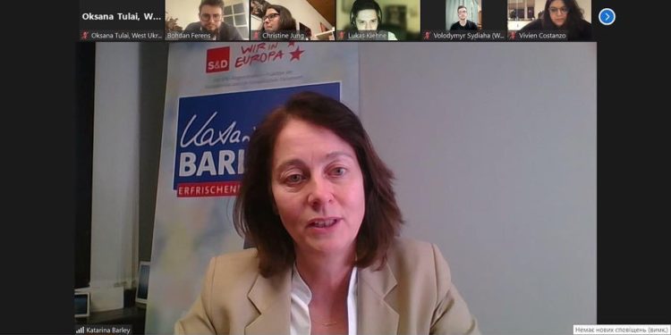 Тернопільські студенти взяли участь у дискусії «Рік після повномасштабного російського вторгнення»