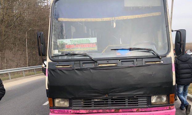 Жінка випала з автобуса на Тернопільщині