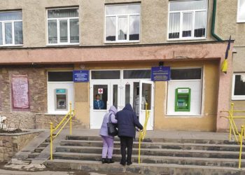 Скандал у Чорткові: 22 пацієнти на Тернопільщині втратили зір після простої процедури