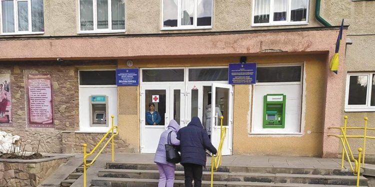 Скандал у Чорткові: 22 пацієнти на Тернопільщині втратили зір після простої процедури