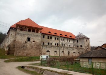 «Найкраще, що може статися із недоперекриттям Чортківського замку – великий смерч», – у соцмережах критикують реставрацію