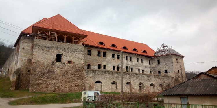 «Найкраще, що може статися із недоперекриттям Чортківського замку – великий смерч», – у соцмережах критикують реставрацію