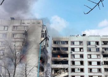 Страшна трагедія: росіяни влучили у багатоповерхівки в Запоріжжі (фото, відео)