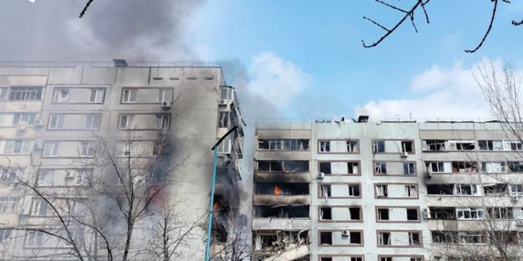 Страшна трагедія: росіяни влучили у багатоповерхівки в Запоріжжі (фото, відео)