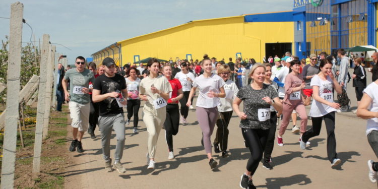 Господарство «ГАДЗ» організовує забіг квітучим яблуневим садом, щоб допомогти ЗСУ