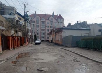 Провалля біля дитячого садочка у Тернополі