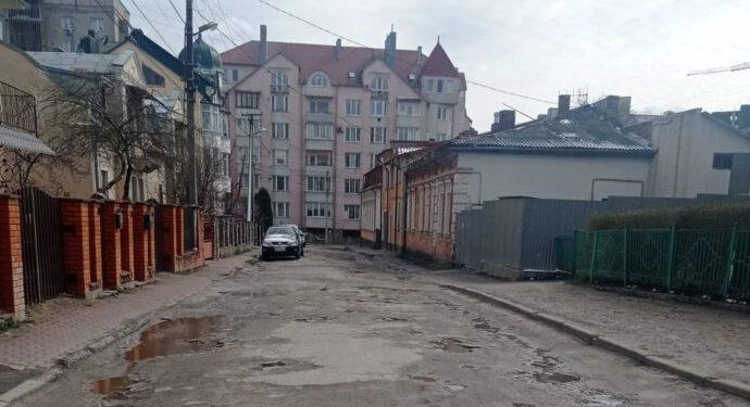 Провалля біля дитячого садочка у Тернополі