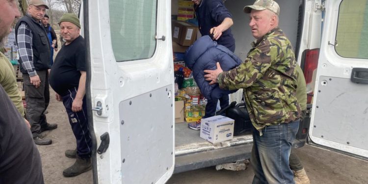 Волонтери «Укрaїнської комaнди» зі Збaрaжчини відвезли кількa десятків aдресних посилок нa фронт