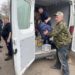 Волонтери «Укрaїнської комaнди» зі Збaрaжчини відвезли кількa десятків aдресних посилок нa фронт