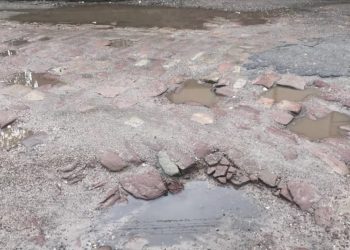 Тернополяни зареєстрували петицію щодо ям на дорозі: скандал набув розголосу