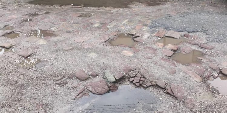 Тернополяни зареєстрували петицію щодо ям на дорозі: скандал набув розголосу