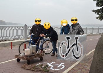 Активісти велоруху своїми силами поновлюють розмітку на велодоріжках в Тернополі