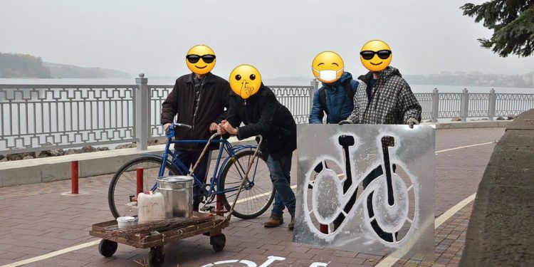 Активісти велоруху своїми силами поновлюють розмітку на велодоріжках в Тернополі