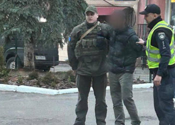 Неадекват розтрощив величезну писанку у центрі Тернополя