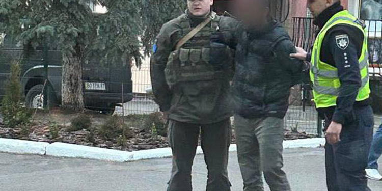 Неадекват розтрощив величезну писанку у центрі Тернополя