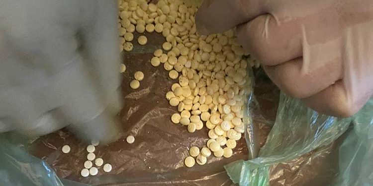 Житель Бережан тримав при собі зброю та наркотики