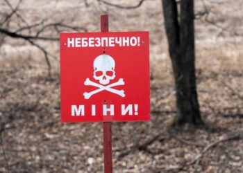 Діти в Україні зростають в оточенні мін: історії війни (відео)